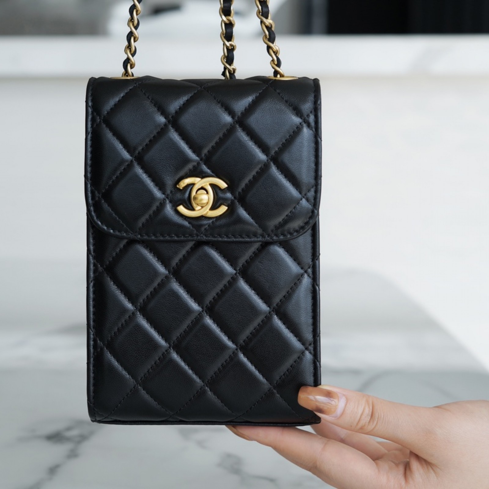 CHANEL PEARL CRUSH PHONE HOLDER WITH CHAIN BAG