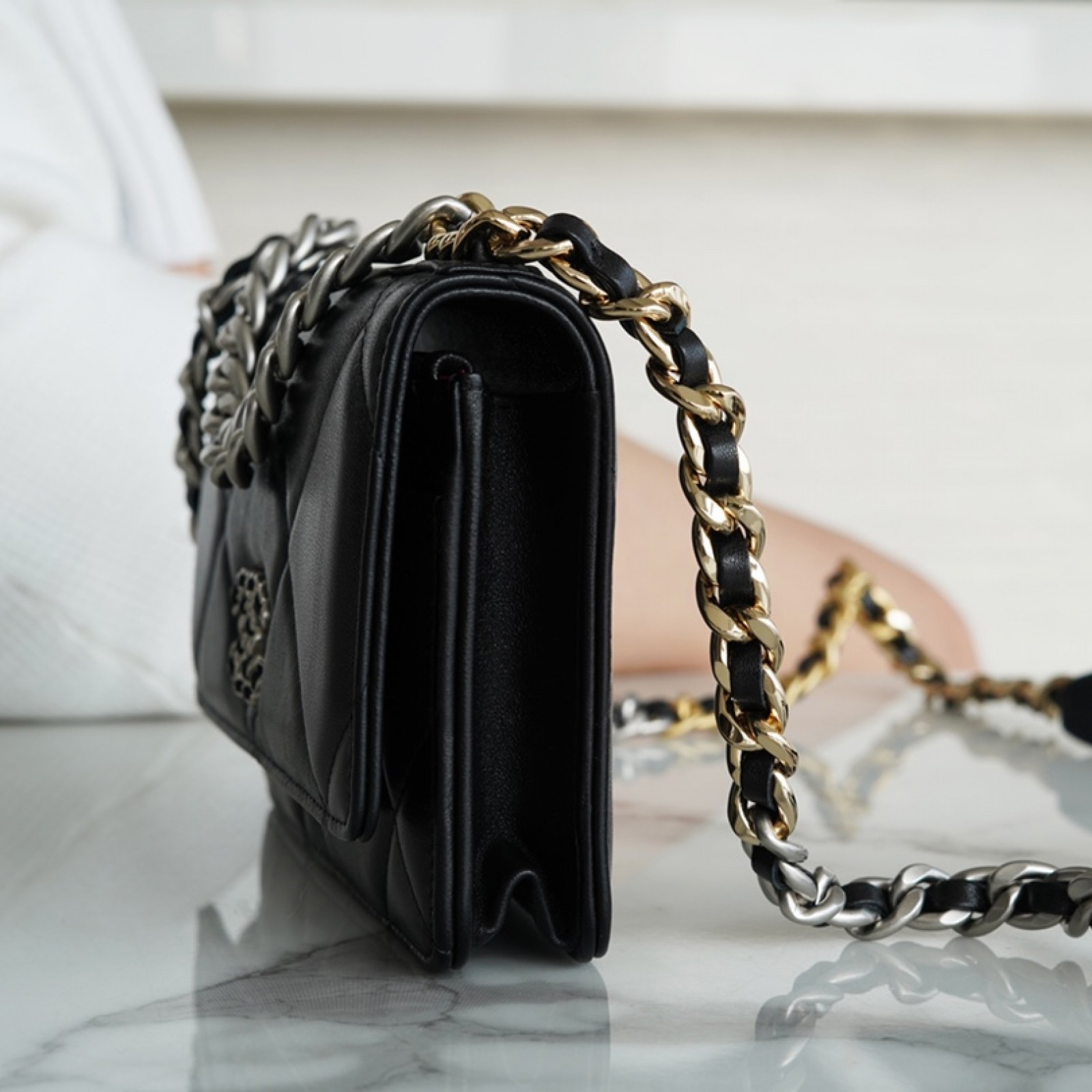 CHANEL 19 WALLET ON CHAIN 