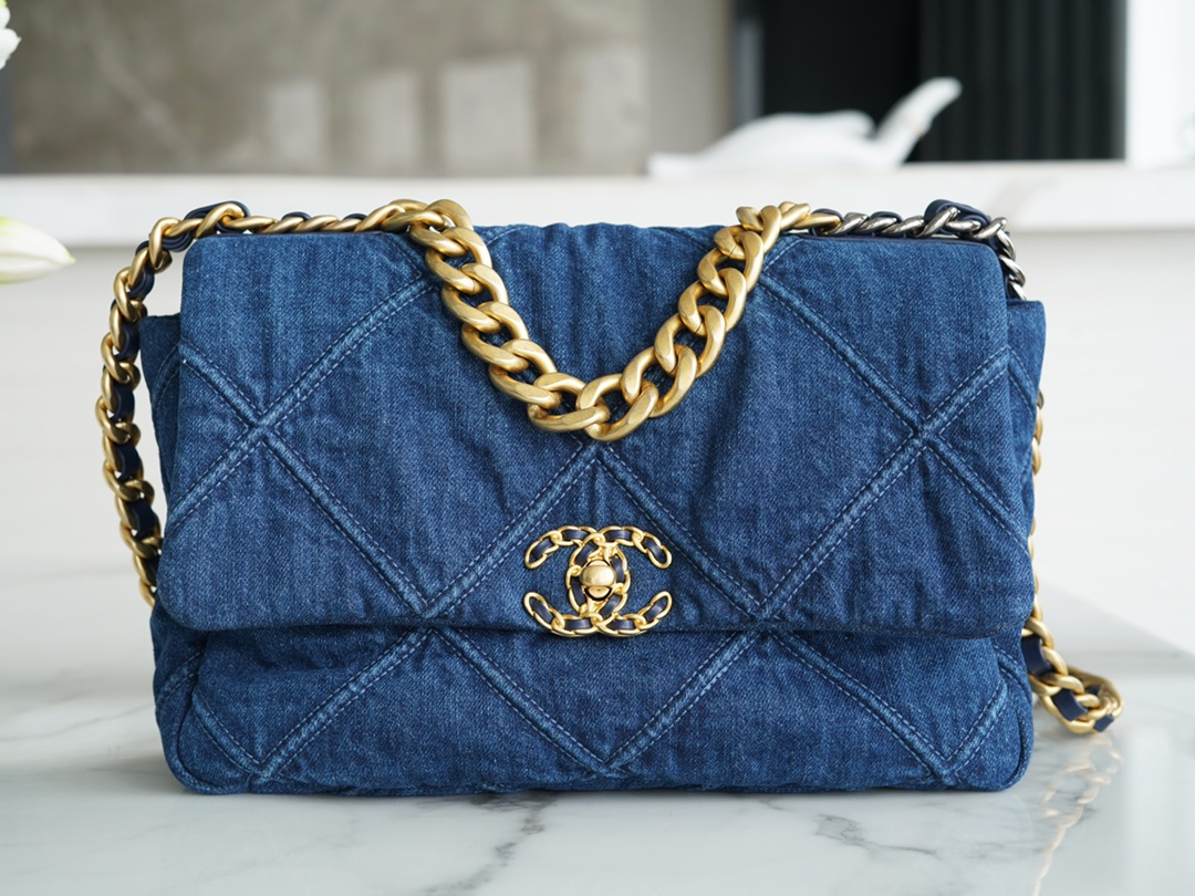 CHANEL MEDIUM 19 FLAP BAG