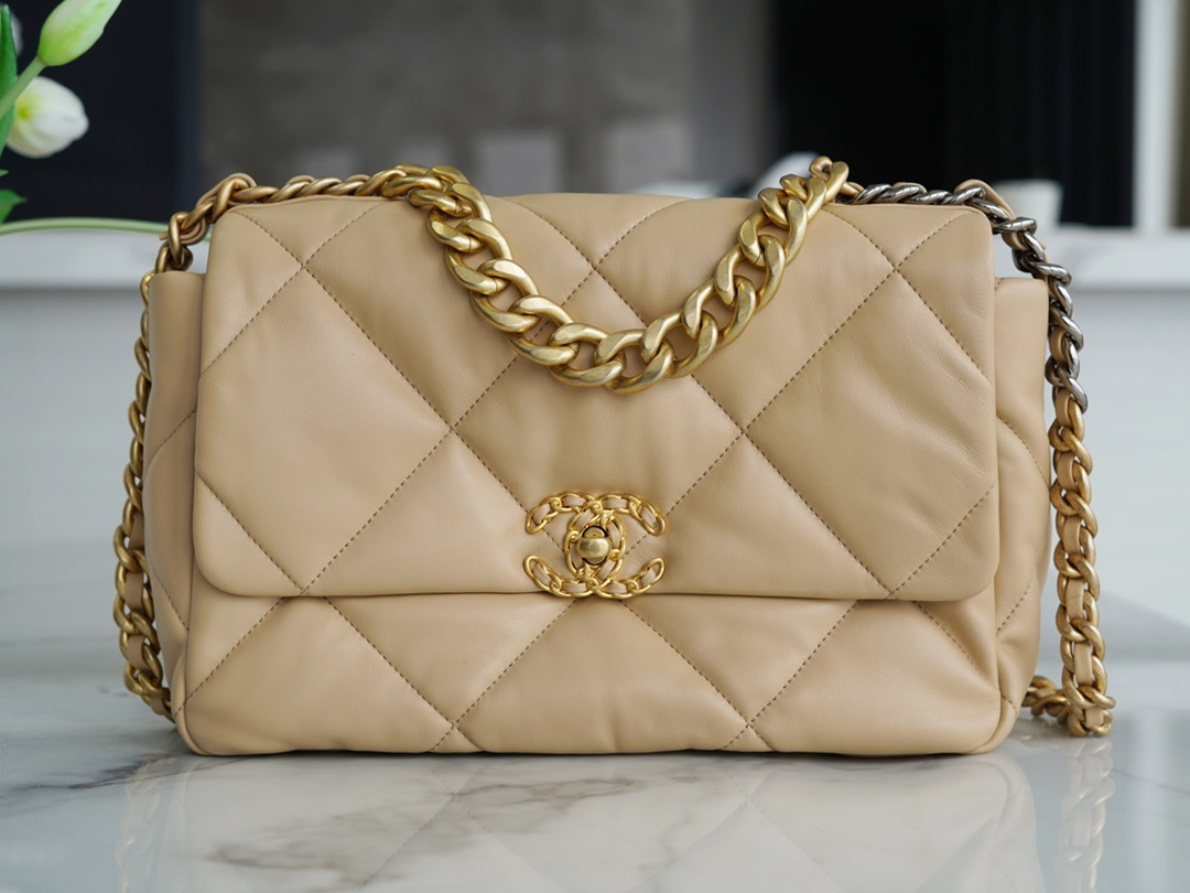 CHANEL MEDIUM 19 FLAP BAG