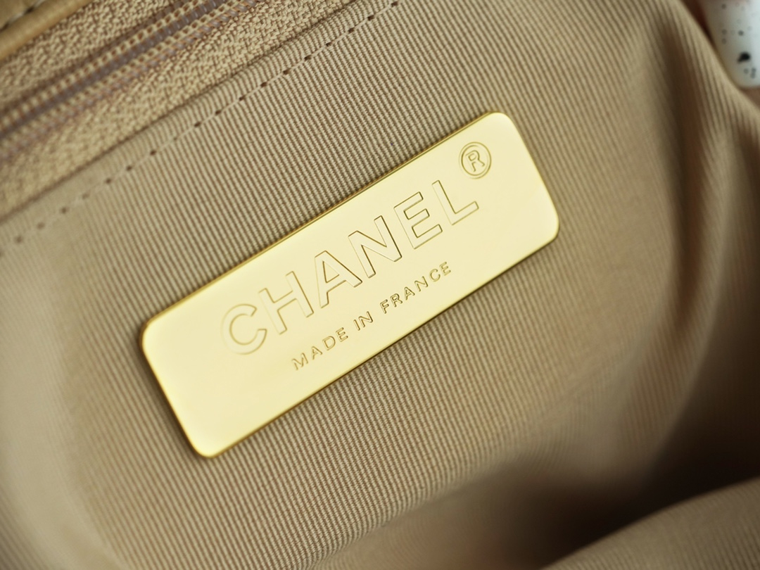 CHANEL MEDIUM 19 FLAP BAG