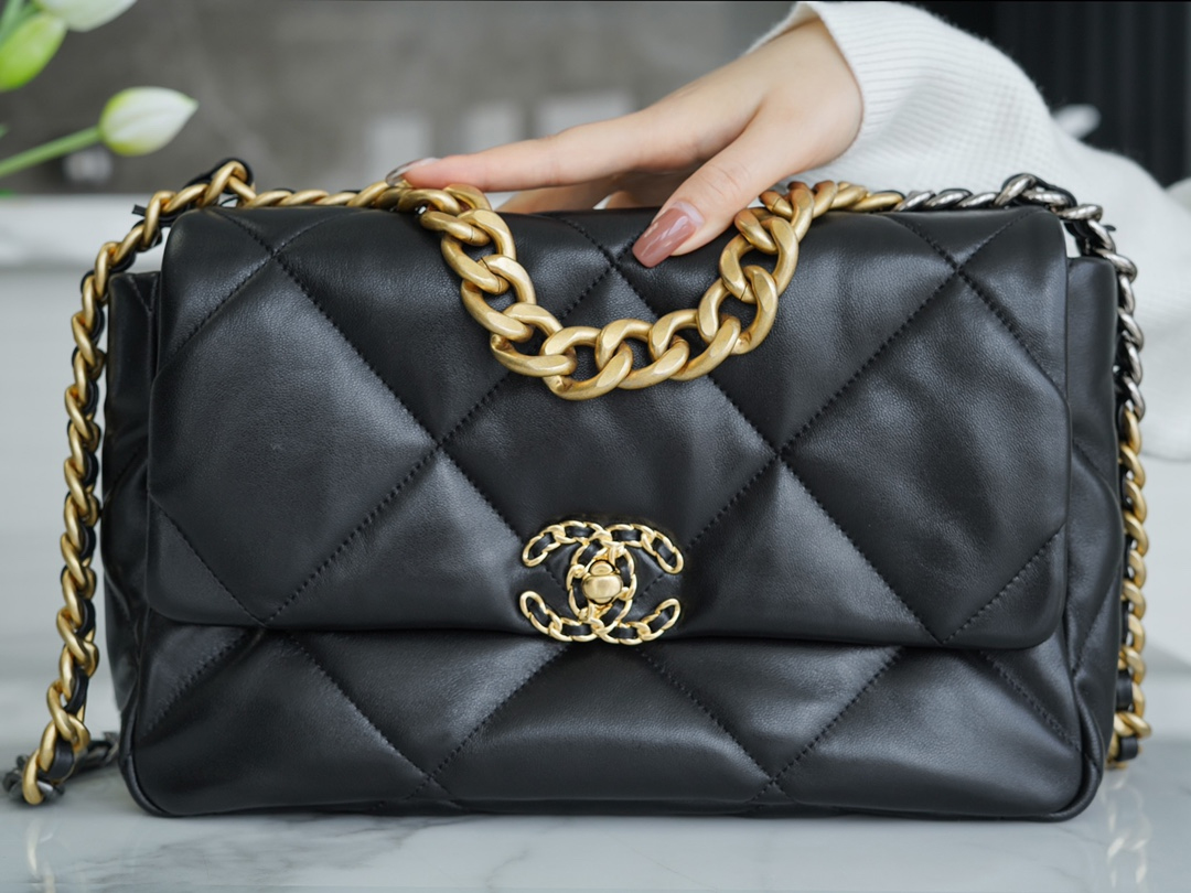 CHANEL MEDIUM 19 FLAP BAG