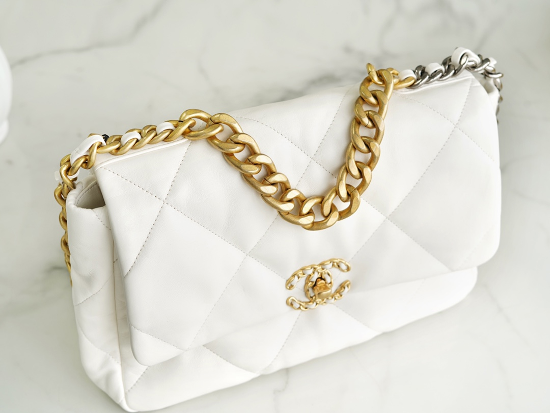 CHANEL MEDIUM 19 FLAP BAG