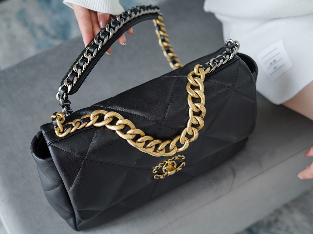 CHANEL MEDIUM 19 FLAP BAG