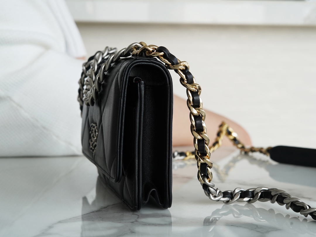 CHANEL 19 WALLET ON CHAIN 