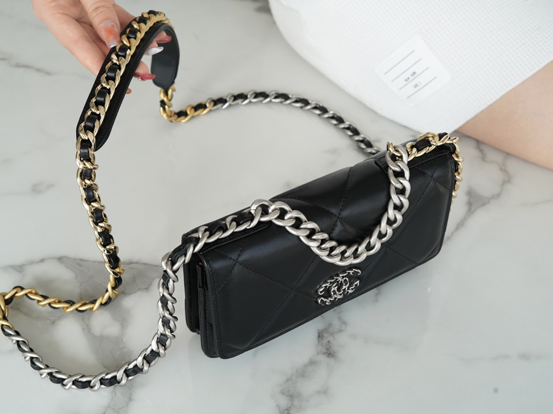 CHANEL 19 WALLET ON CHAIN 