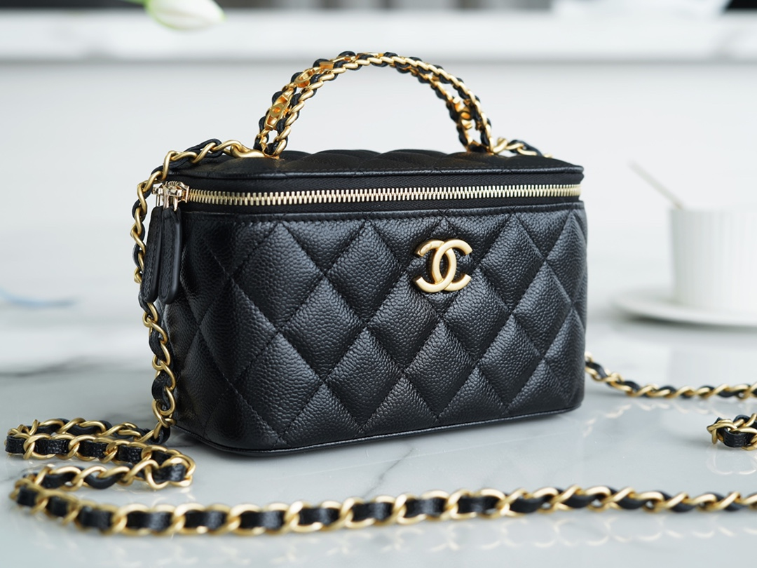 CHANEL PICK ME UP VANITY CACE